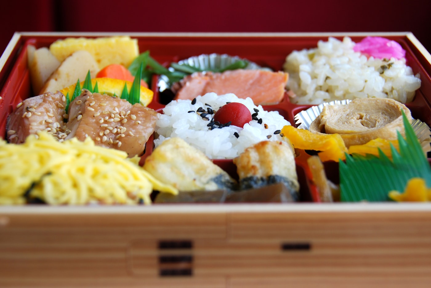 ごはんと焼き魚、卵焼き、煮物が詰められた幕の内弁当
