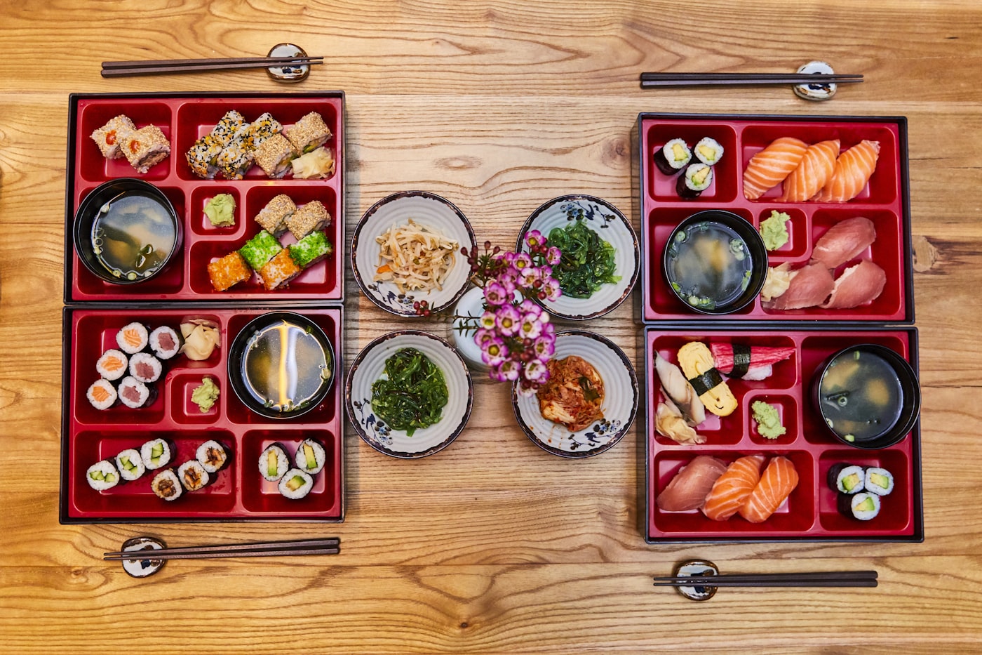 朱色の折箱に盛られた彩り豊かな仕出し弁当