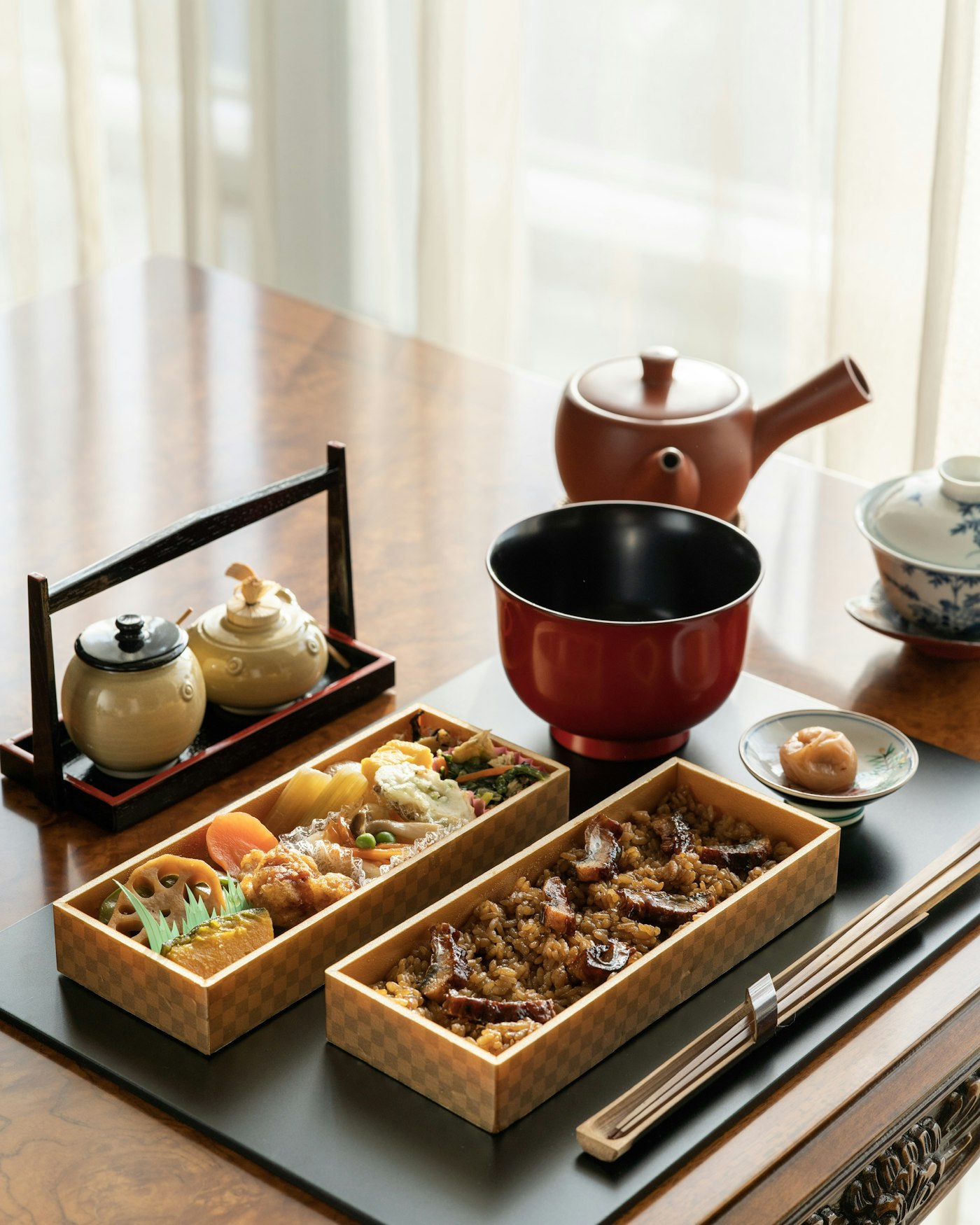 法事向けの御膳。うなぎ飯と煮物の折詰