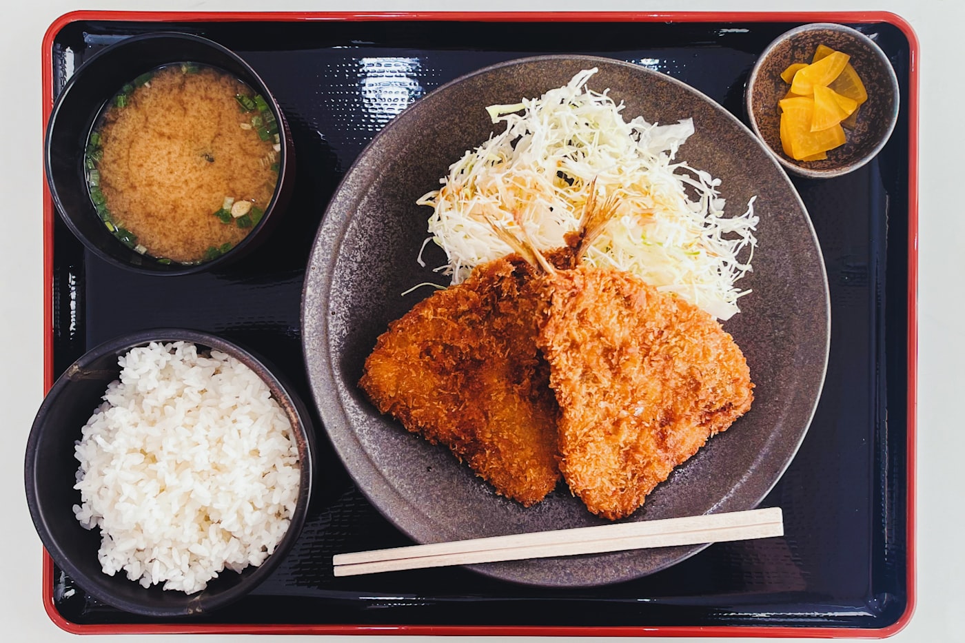 揚げたてのフライと千切りキャベツ、ごはんと味噌汁
