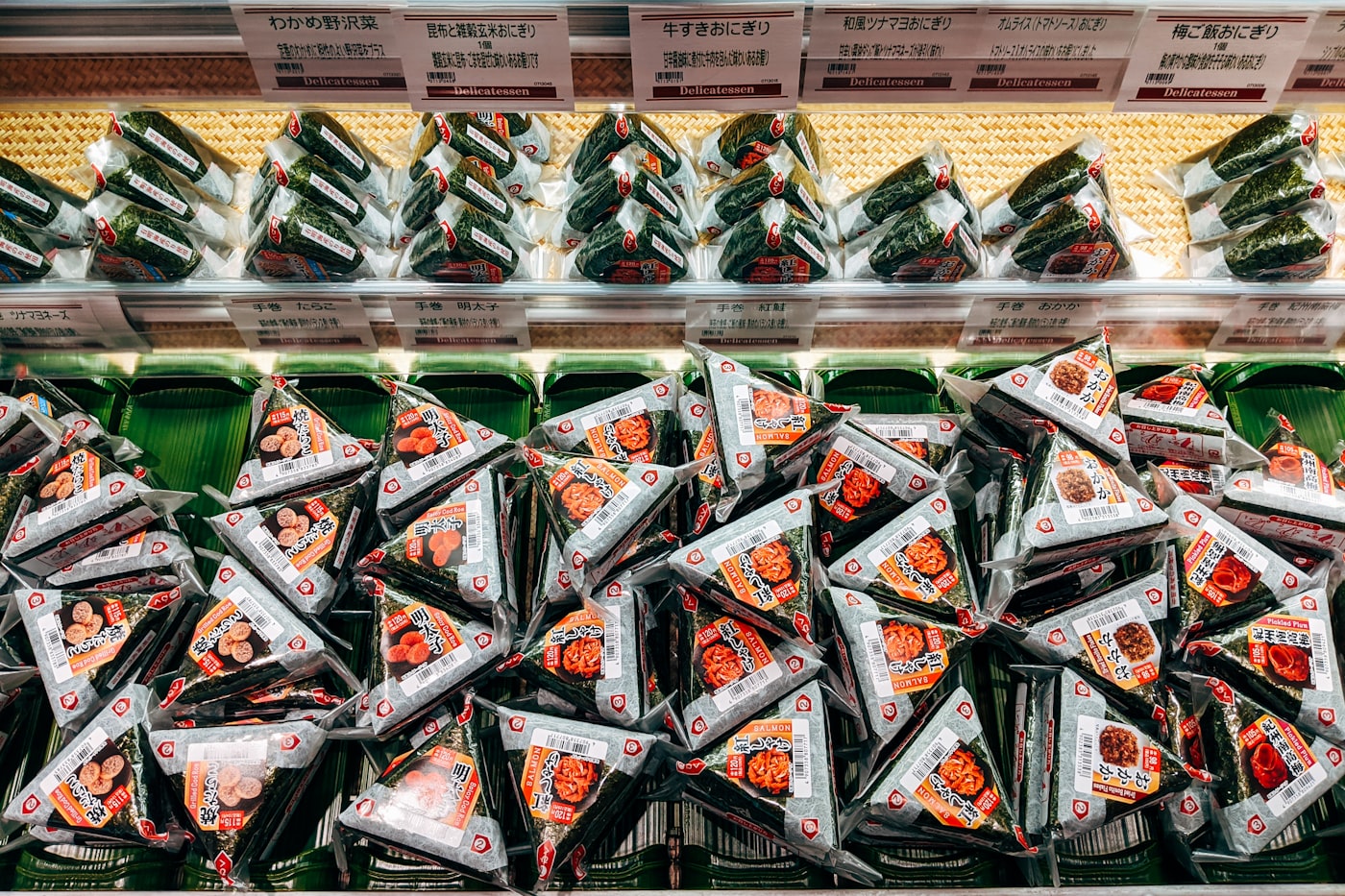 店頭の棚に並んだ具だくさんのおにぎり