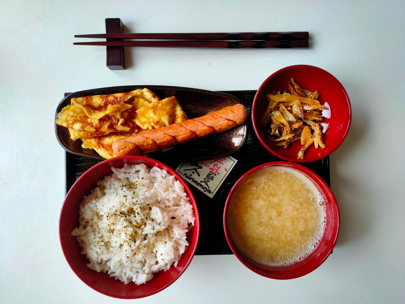 ごはん、汁物、主菜、小鉢を並べた昼食の一例