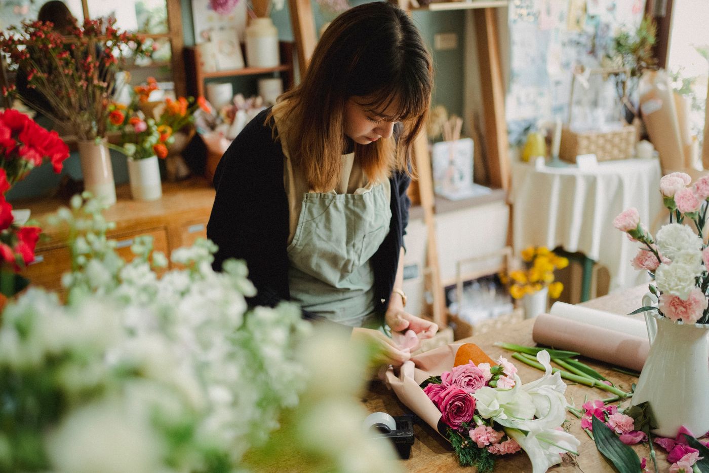 季節の花を束ねている店内の様子