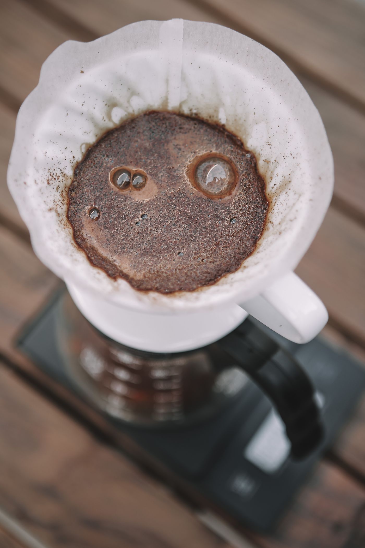 ハンドドリップでコーヒーを淹れているところ