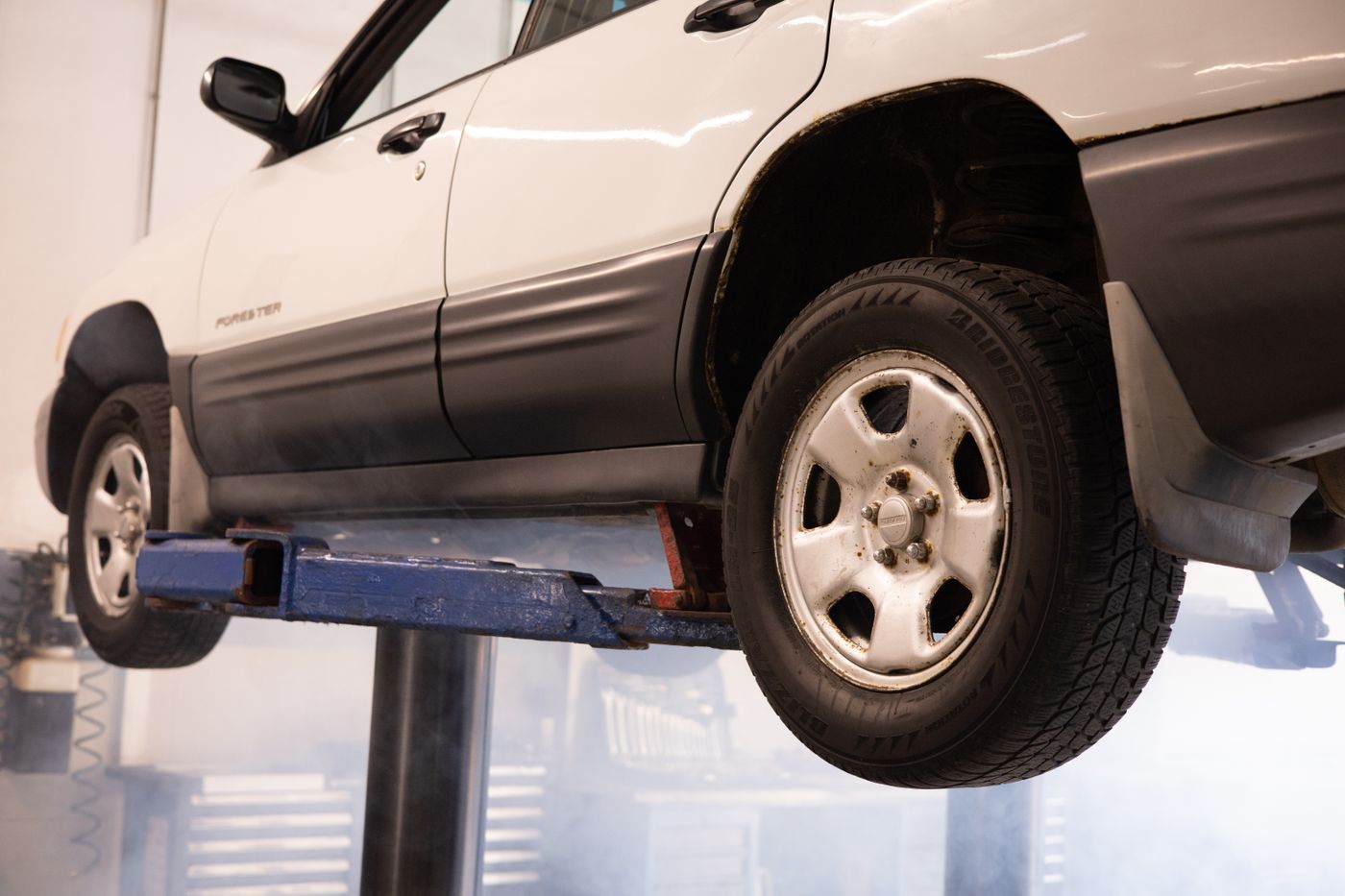 リフトに上がった車のタイヤとホイールを下から見たところ